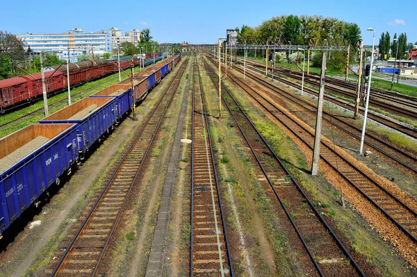 Järnvägsinfrastruktur Sommardag Spår Skenor Kablar Och Halvledarplattor — Stockfoto