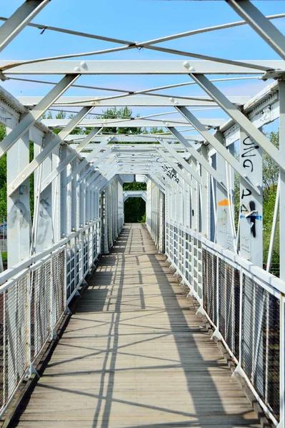 Estrutura Metálica Ponte Pintada Branco Contra Céu Com Nuvens — Fotografia de Stock