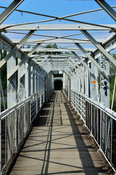 Kovová Konstrukce Mostu Namalovaná Bíle Proti Obloze Mraky — Stock fotografie
