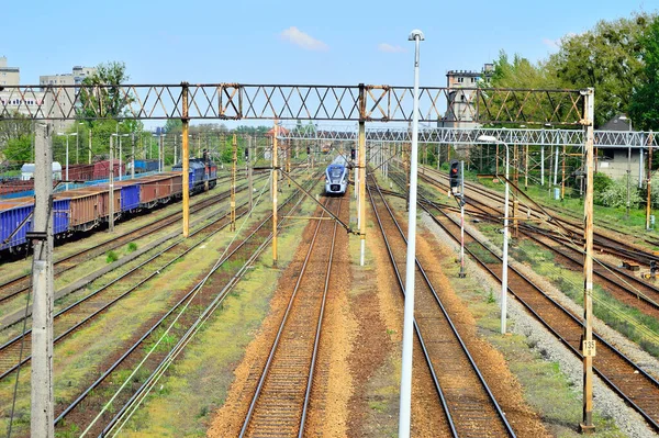 夏の日に鉄道インフラ トラック レール ワイヤ セマフォ — ストック写真