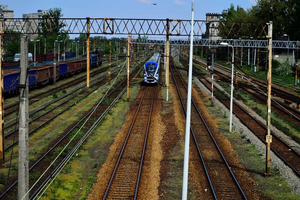 Železniční Vozy Nákladem Kolejích Železniční Infrastruktura Kolejnice Sloupy Trakce — Stock fotografie