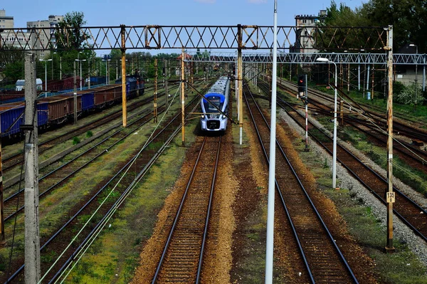 Järnvägsvagnar Med Last Spår Järnvägsinfrastruktur Räls Stolpar Dragkraft — Stockfoto