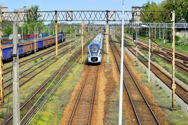 Carri Ferroviari Con Carico Rotaia Infrastruttura Ferroviaria Rotaie Pali Trazione — Foto Stock