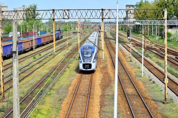 Železniční Vozy Nákladem Kolejích Železniční Infrastruktura Kolejnice Sloupy Trakce — Stock fotografie