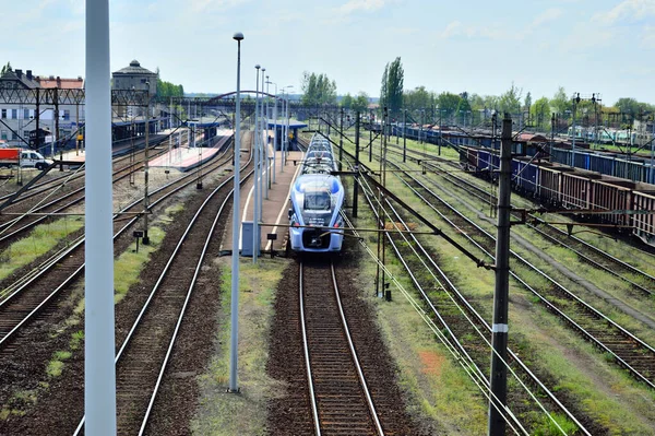 Järnvägsvagnar Med Last Spår Järnvägsinfrastruktur Räls Stolpar Dragkraft — Stockfoto