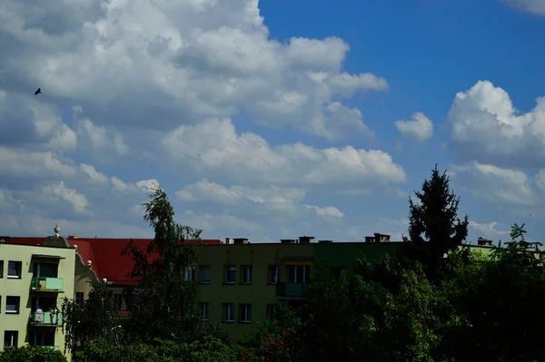 Cielo Azul Nubes Blancas Sobre Coloridos Techos Casas Día Soleado — Foto de Stock