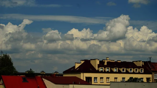 Cielo Azul Nubes Blancas Sobre Coloridos Techos Casas Día Soleado — Foto de Stock