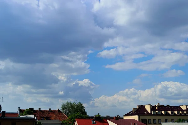 Cielo Azul Nubes Blancas Sobre Coloridos Techos Casas Día Soleado — Foto de Stock