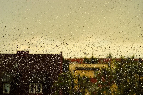 雨点落在玻璃上 在模糊的背景房子里 — 图库照片