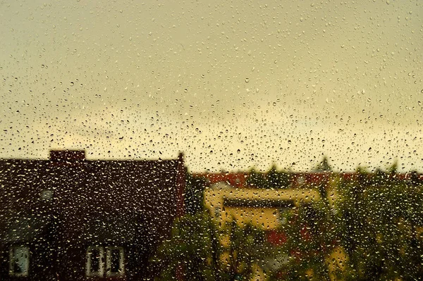 Gotas Chuva Vidro Nas Casas Fundo Embaçadas — Fotografia de Stock