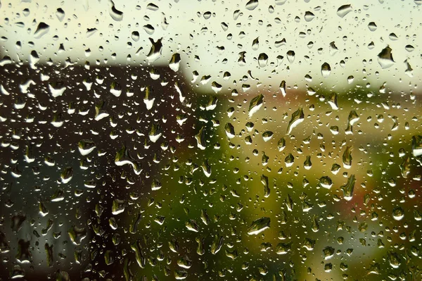 Gotas Chuva Vidro Nas Casas Fundo Embaçadas — Fotografia de Stock