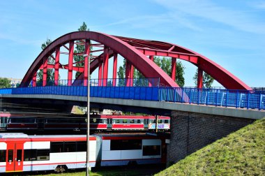Demiryolu viyadük ve köprüsünün metal inşaatı, arabalar için yol üstü kiriş..