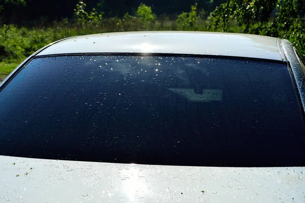 Krople Wody Przedniej Szybie Samochodu Deszczu Lub Porannej Rosy — Zdjęcie stockowe