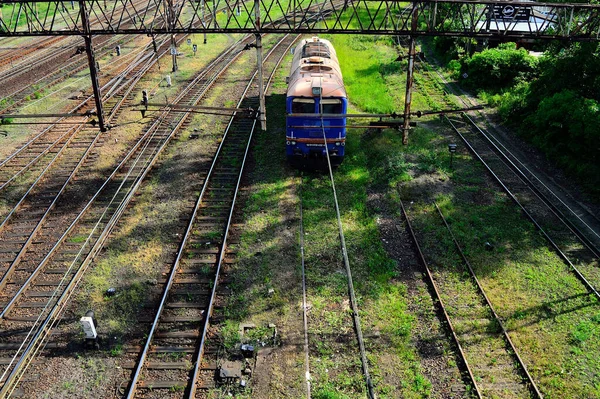 Železniční Vozy Nákladem Kolejích Železniční Infrastruktura Kolejnice Sloupy Trakce — Stock fotografie