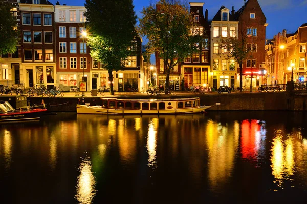 Ночь Голландском Канале Освещенном Лампами Берегу Историческом Городе — стоковое фото