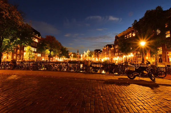 Noche Canal Holandés Iluminado Con Lámparas Orilla Una Ciudad Histórica — Foto de Stock