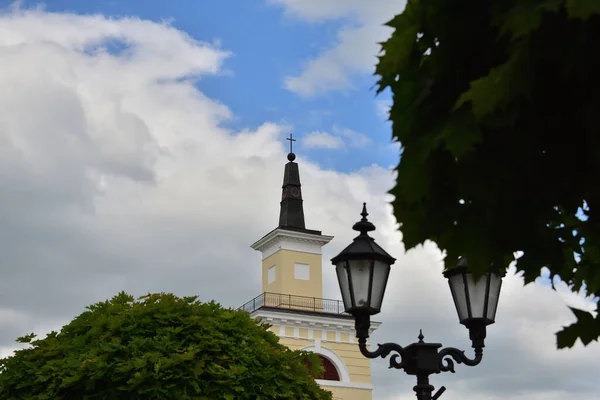 Torentje Het Dak Tegen Achtergrond Van Wolken Lucht Tussen Groene — Stockfoto