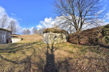 Güneşli bir bahar gününde Rozan 'daki tarihi kale. Güneş ve bulutlar