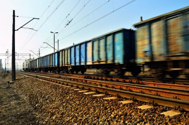 Demiryolu anahtarları, lokomotif ve raylar. Tren güç kaynağı tasarımı. Bahar.