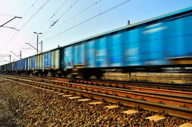 Demiryolu anahtarları, lokomotif ve raylar. Tren güç kaynağı tasarımı. Bahar.