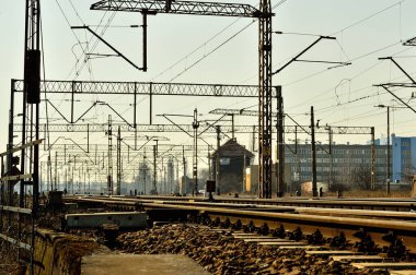 Demiryolu anahtarları, lokomotif ve raylar. Tren güç kaynağı tasarımı. Bahar.
