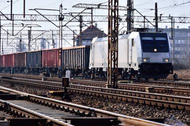 Demiryolu anahtarları, lokomotif ve raylar. Tren güç kaynağı tasarımı. Bahar.