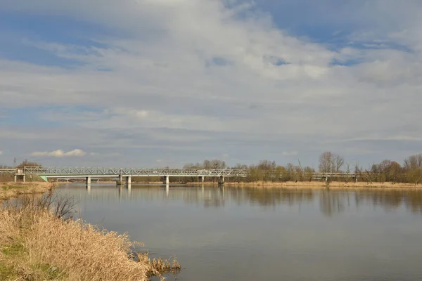 Puente Sobre Amplio Río Laguna Amanecer Pintorescas Nubes Cielo Primavera — Foto de Stock
