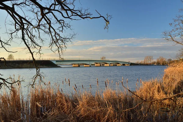 Brug Een Brede Rivier Lagune Bij Zonsopgang Pittoreske Wolken Aan — Stockfoto