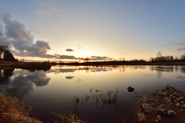 Pôr Sol Sobre Rio Largo Dia Fresco Mola Lente Olho — Fotografia de Stock