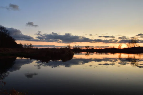 涼しい春の日に広い川の上に夕日 魚眼レンズ — ストック写真
