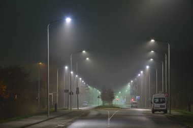 Sisli bir sonbahar akşamında sokaklar ve parlayan lambalar. Sonbahar.