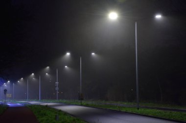 Sisli bir sonbahar akşamında sokaklar ve parlayan lambalar. Sonbahar.
