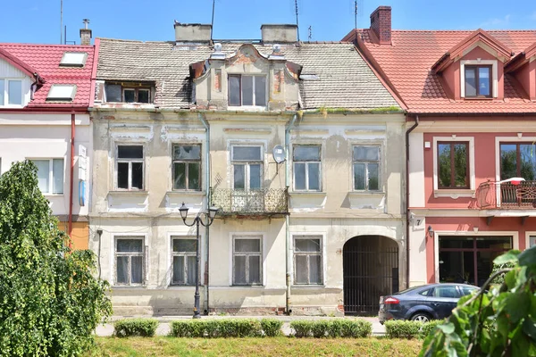 Altes Zerstörtes Mietshaus Mit Kaputten Fenstern Inmitten Neuer Häuser Sommer — Stockfoto