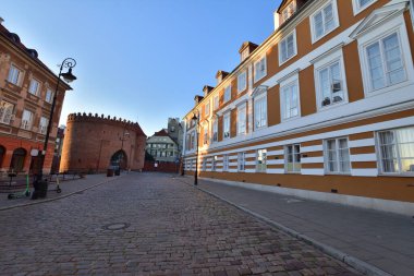 Varşova 'nın Eski Kasabası' ndaki Barbican Kulesi doğmakta olan güneşin ışığında. Yaz.