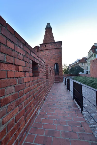 Πύργος Του Μπαρμπικανού Στην Παλιά Πόλη Της Βαρσοβίας Υπό Φως — Φωτογραφία Αρχείου