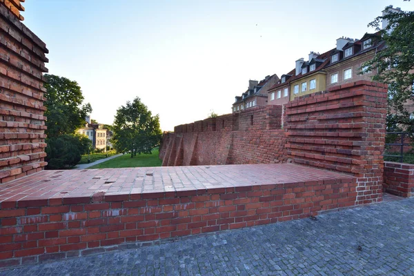 Historische Verdedigingsmuren Van Barbican Oude Binnenstad Van Warschau Tijdens Zonsopgang — Stockfoto
