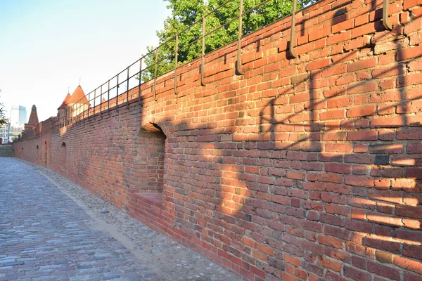 Ιστορικά Τείχη Άμυνας Του Μπαρμπικανού Στην Παλιά Πόλη Της Βαρσοβίας — Φωτογραφία Αρχείου