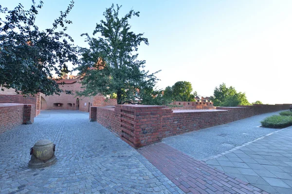 Ιστορικά Τείχη Άμυνας Του Μπαρμπικανού Στην Παλιά Πόλη Της Βαρσοβίας — Φωτογραφία Αρχείου