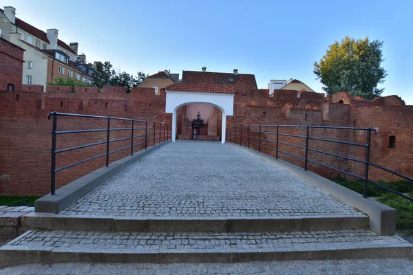 Historiska Försvarsmurarna Warszawa Barbican Och Borgare Hus Gamla Stan Ljuset — Stockfoto