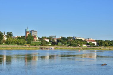 Diğer taraftan Varşova Eski Kasabası 'nın manzarası güneşli bir sabahta asılıydı. Yaz.