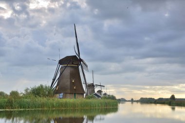 Hollanda 'da bulutlu bir yaz gününde Kinderdijk' te yel değirmenleri. Yaz.