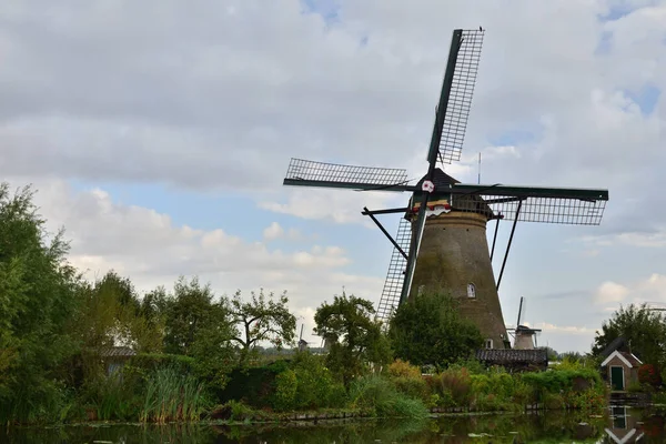 Mulini Vento Kinderdijk Una Nuvolosa Giornata Estiva Nei Paesi Bassi — Foto Stock