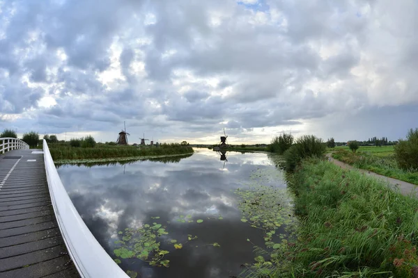 Windmolens Bij Kinderdijk Een Bewolkte Zomerdag Nederland Zomer — Stockfoto