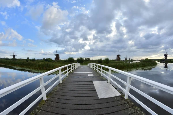 オランダの曇った夏の日にKinderdijk の風車 — ストック写真