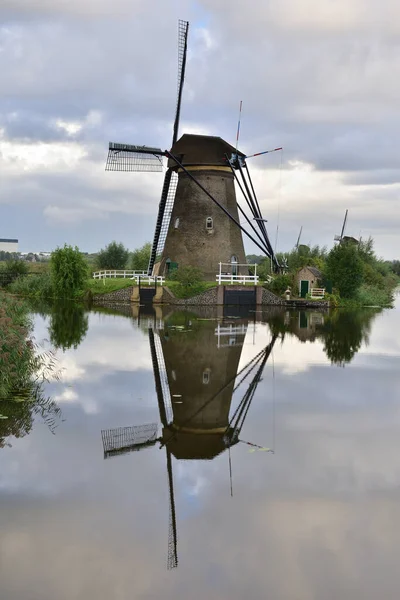 Mulini Vento Kinderdijk Una Nuvolosa Giornata Estiva Nei Paesi Bassi — Foto Stock