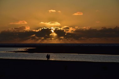 Peri masalı günbatımı ve denizin üzerindeki bulutlar. Yaz.