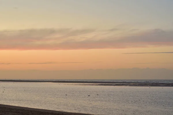 Costa Del Mar Durante Colorido Atardecer Día Ligeramente Nublado Verano —  Fotos de Stock