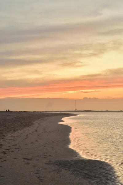 Costa Del Mar Durante Colorido Atardecer Día Ligeramente Nublado Verano —  Fotos de Stock