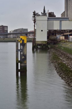 Hollanda 'daki kanalın kıyısı. Gemileri idare etmek için altyapısı var. Bahar.