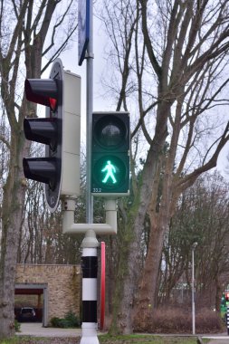 Yaya trafik ışığı size geçitteki durumu bildirir. Dikkat!.